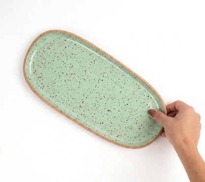 Réguas orgânicas para servir em cerâmica artesanal — tamanho 15CM x 32CM, argila Flocos, esmalte Verde Menta