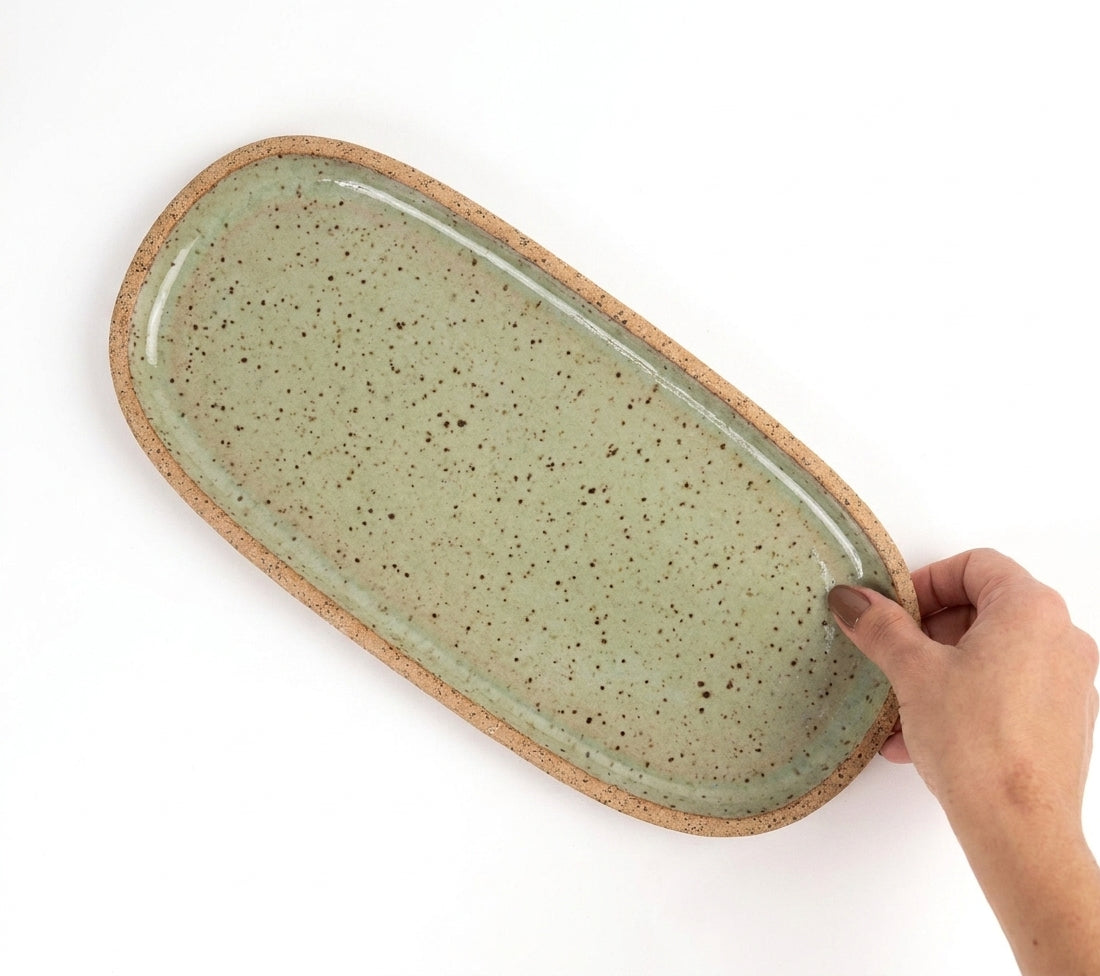 Réguas orgânicas para servir em cerâmica artesanal — tamanho 15CM x 32CM, argila Flocos, esmalte Verde Pompeia