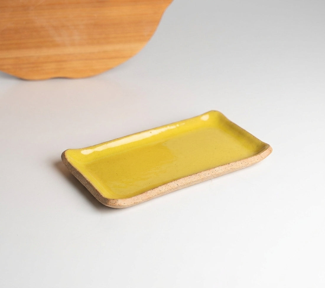 Réguas retas para servir (nova modelagem) em cerâmica artesanal — tamanho 20CM x 12CM, argila Cappuccino, esmalte Amarelo Intenso