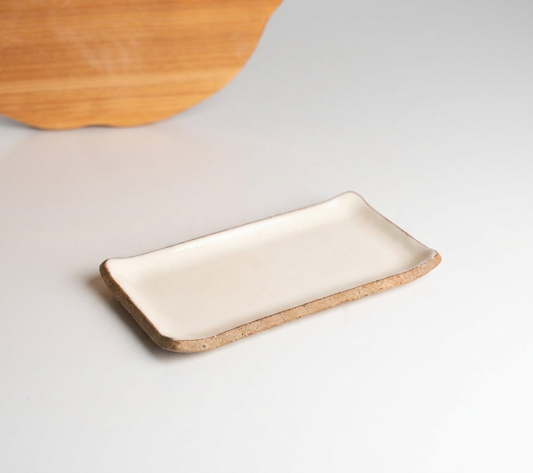 Réguas retas para servir (nova modelagem) em cerâmica artesanal — tamanho 20CM x 12CM, argila Cappuccino, esmalte Branco AMME