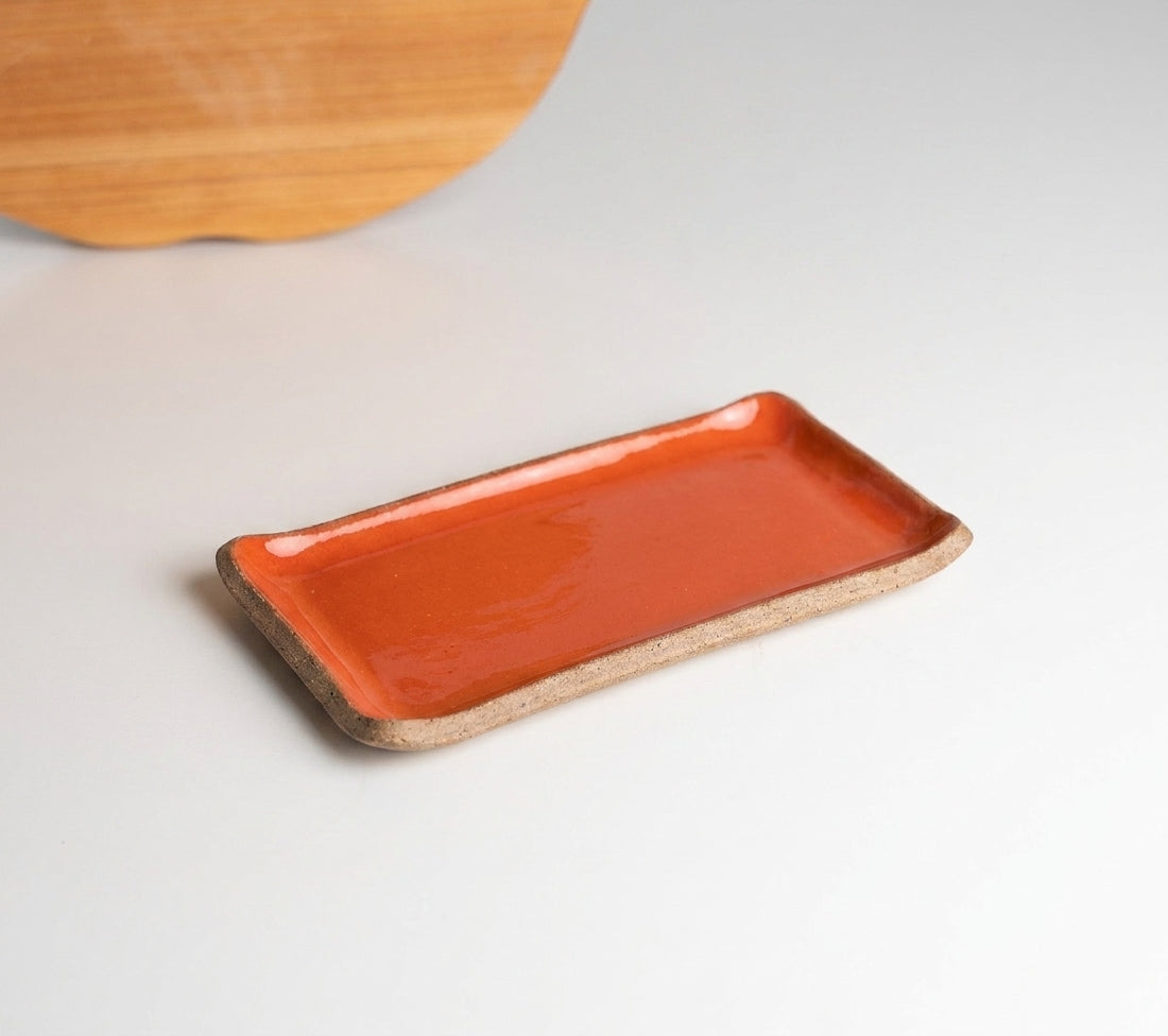 Réguas retas para servir (nova modelagem) em cerâmica artesanal — tamanho 20CM x 12CM, argila Cappuccino, esmalte Laranja Intenso