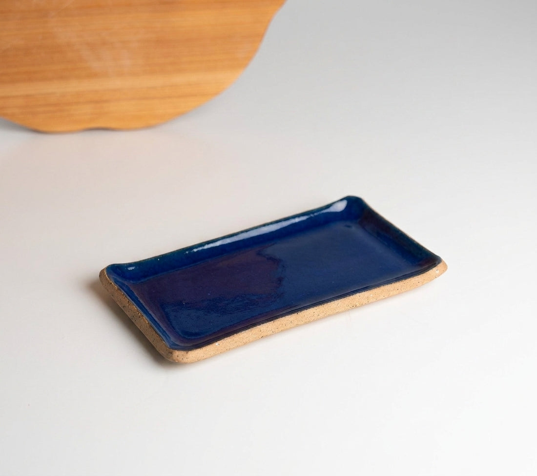 Réguas retas para servir (nova modelagem) em cerâmica artesanal — tamanho 20CM x 12CM, argila Cappuccino, esmalte Lazuli