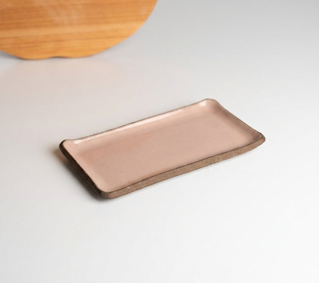 Réguas retas para servir (nova modelagem) em cerâmica artesanal — tamanho 20CM x 12CM, argila Cappuccino, esmalte Nude