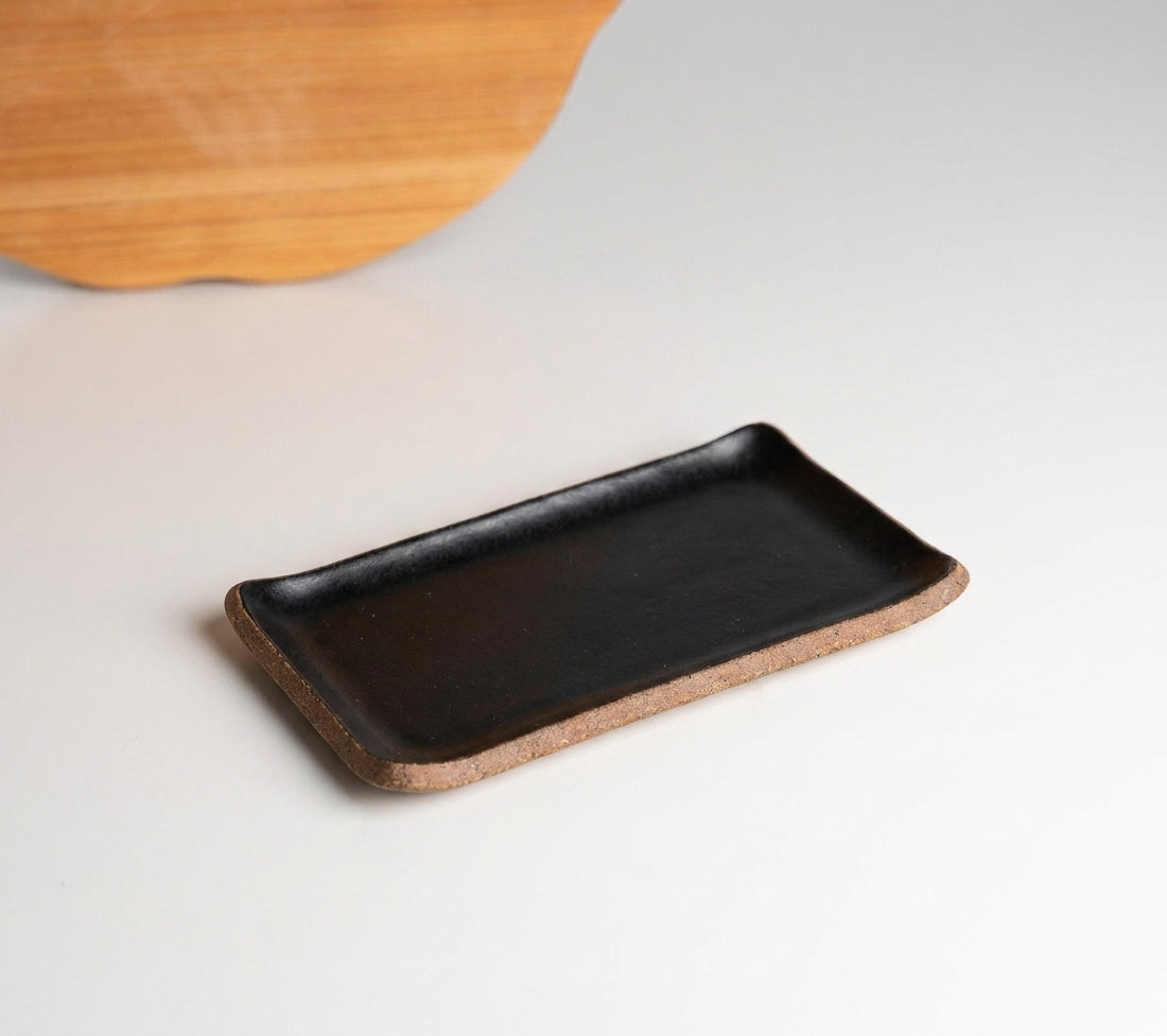 Réguas retas para servir (nova modelagem) em cerâmica artesanal — tamanho 20CM x 12CM, argila Cappuccino, esmalte Preto Acetinado
