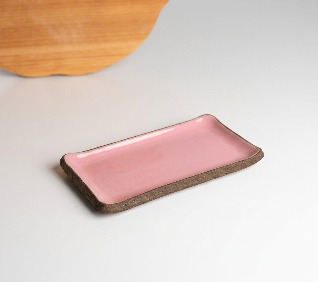 Réguas retas para servir (nova modelagem) em cerâmica artesanal — tamanho 20CM x 12CM, argila Cappuccino, esmalte Rosa Barbie