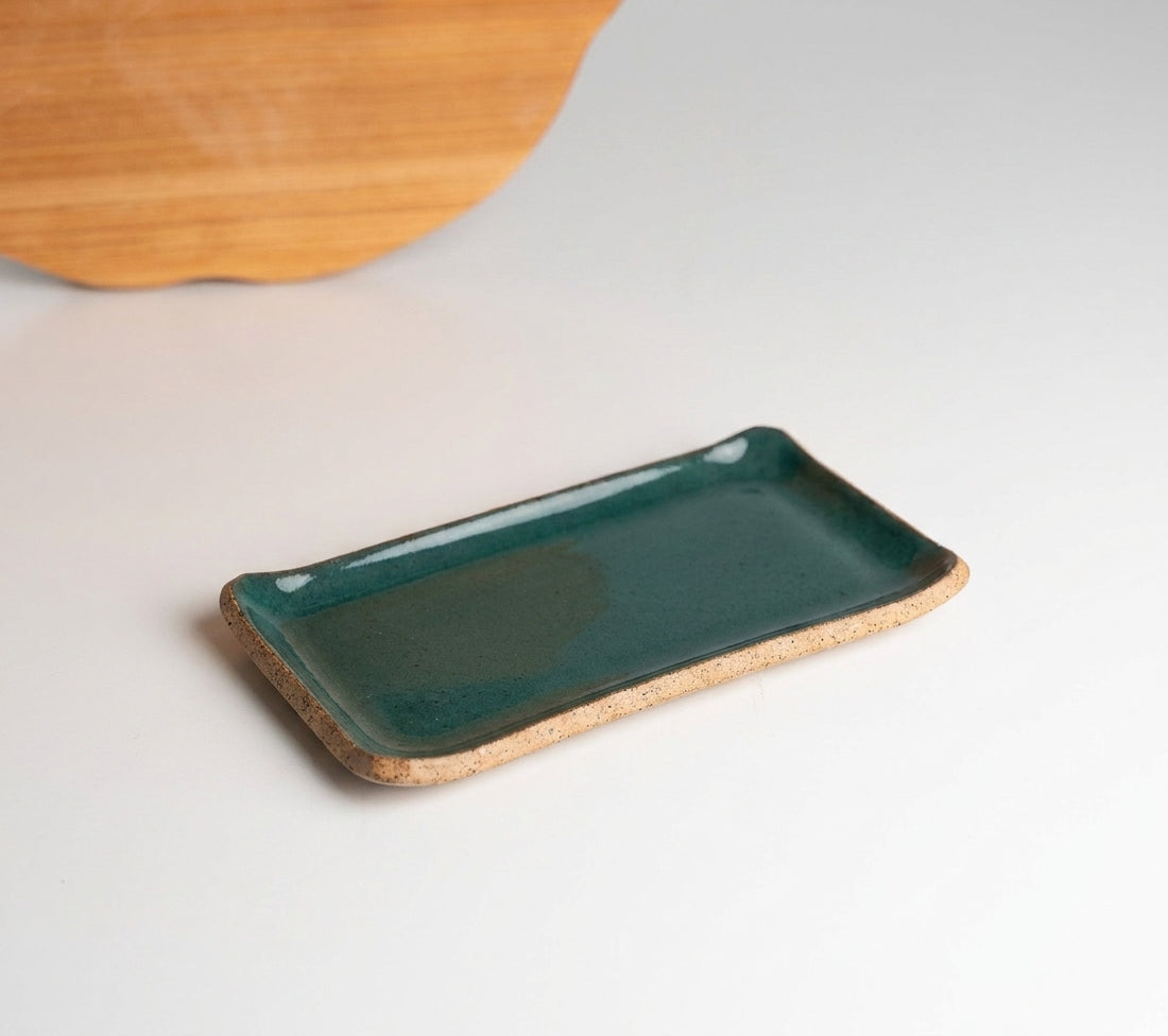 Réguas retas para servir (nova modelagem) em cerâmica artesanal — tamanho 20CM x 12CM, argila Cappuccino, esmalte Verde Exército