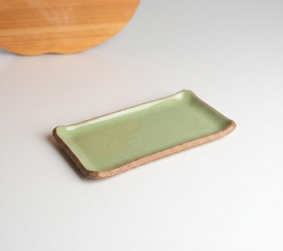 Réguas retas para servir (nova modelagem) em cerâmica artesanal — tamanho 20CM x 12CM, argila Cappuccino, esmalte Verde Menta