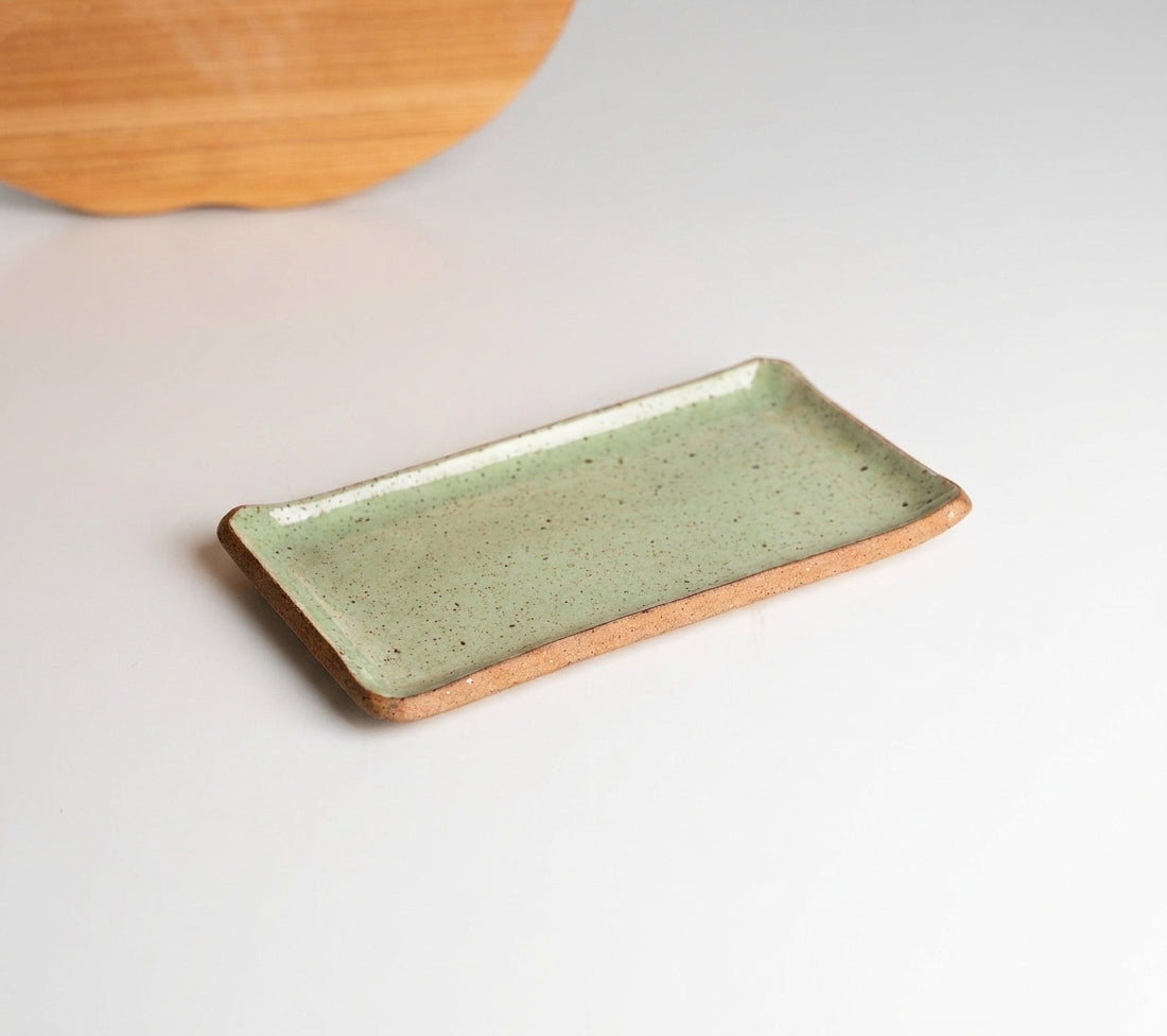 Réguas retas para servir (nova modelagem) em cerâmica artesanal — tamanho 20CM x 12CM, argila Cappuccino, esmalte Verde Pompeia