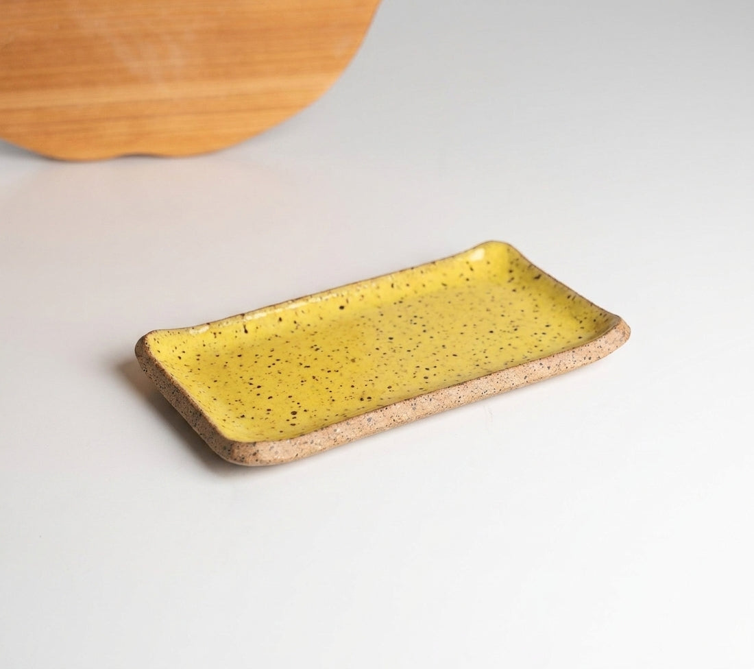 Réguas retas para servir (nova modelagem) em cerâmica artesanal — tamanho 20CM x 12CM, argila Flocos, esmalte Amarelo Intenso