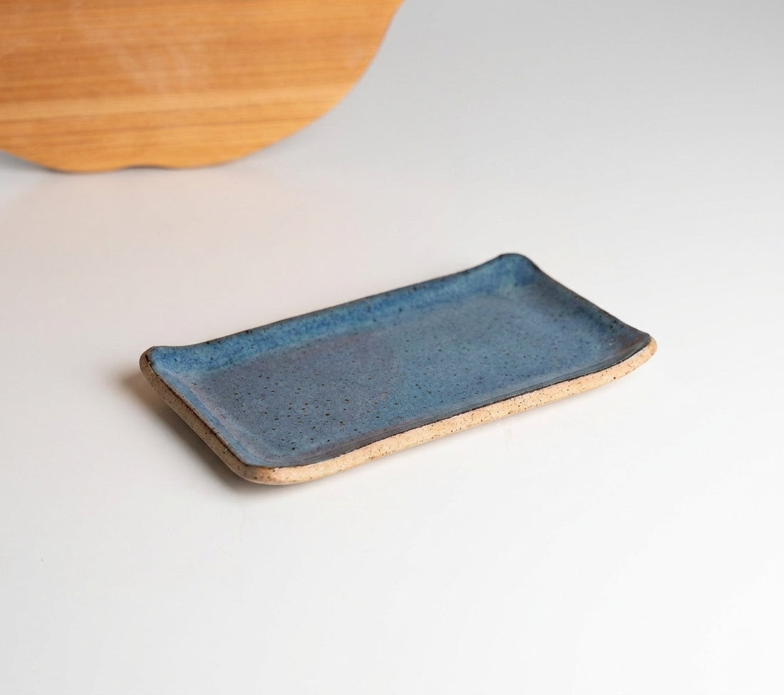 Réguas retas para servir (nova modelagem) em cerâmica artesanal — tamanho 20CM x 12CM, argila Flocos, esmalte Azul Safira