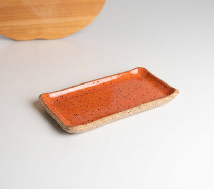 Réguas retas para servir (nova modelagem) em cerâmica artesanal — tamanho 20CM x 12CM, argila Flocos, esmalte Laranja Intenso