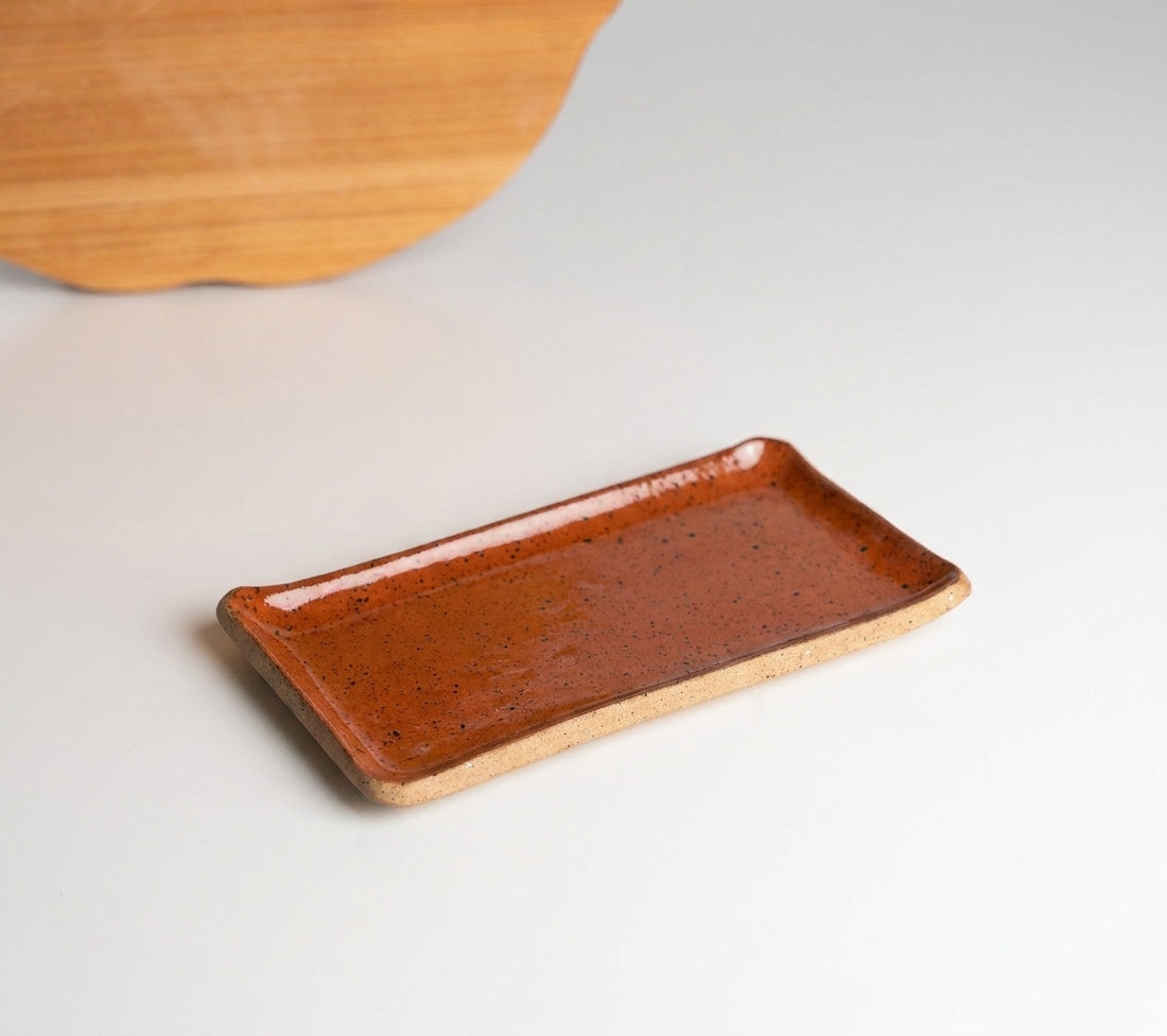 Réguas retas para servir (nova modelagem) em cerâmica artesanal — tamanho 20CM x 12CM, argila Flocos, esmalte Sol de Terracota