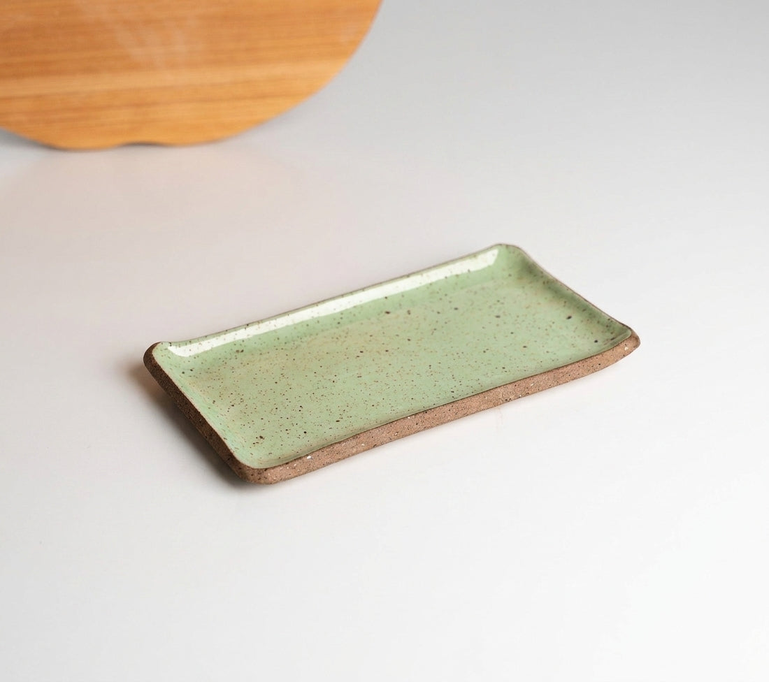 Réguas retas para servir (nova modelagem) em cerâmica artesanal — tamanho 20CM x 12CM, argila Flocos, esmalte Verde Menta