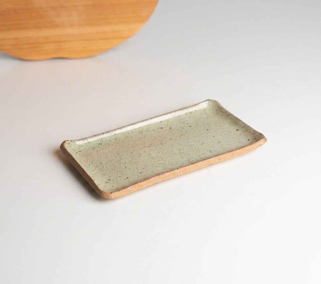 Réguas retas para servir (nova modelagem) em cerâmica artesanal — tamanho 20CM x 12CM, argila Flocos, esmalte Verde Pompeia