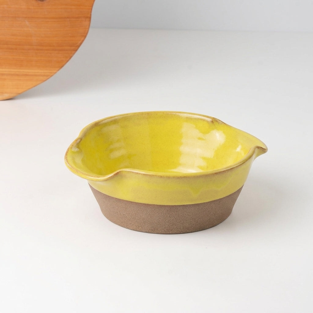 Saladeira com alças no corpo em cerâmica artesanal — tamanho 19CM Ø, argila Cappuccino, esmalte Amarelo Intenso