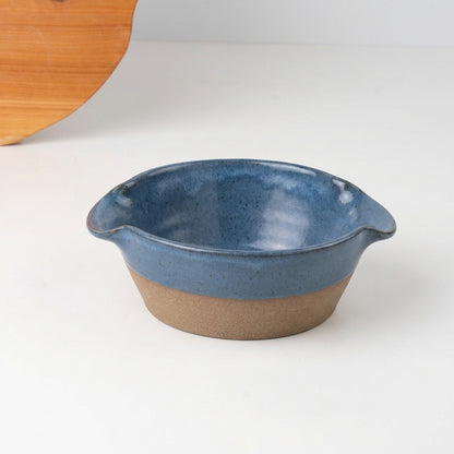 Saladeira com alças no corpo em cerâmica artesanal — tamanho 19CM Ø, argila Cappuccino, esmalte Azul Safira