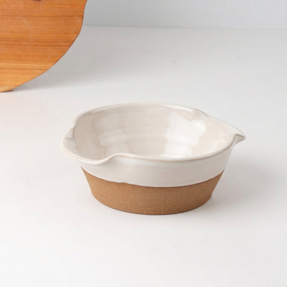 Saladeira com alças no corpo em cerâmica artesanal — tamanho 19CM Ø, argila Cappuccino, esmalte Branco AMME
