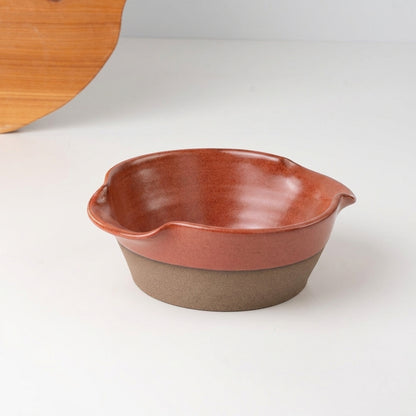 Saladeira com alças no corpo em cerâmica artesanal — tamanho 19CM Ø, argila Cappuccino, esmalte Laranja Intenso