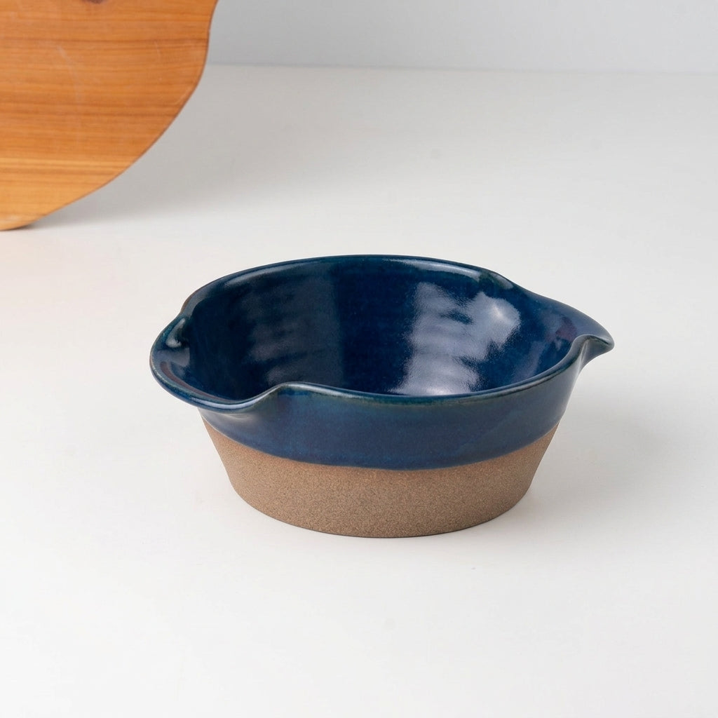 Saladeira com alças no corpo em cerâmica artesanal — tamanho 19CM Ø, argila Cappuccino, esmalte Lazuli