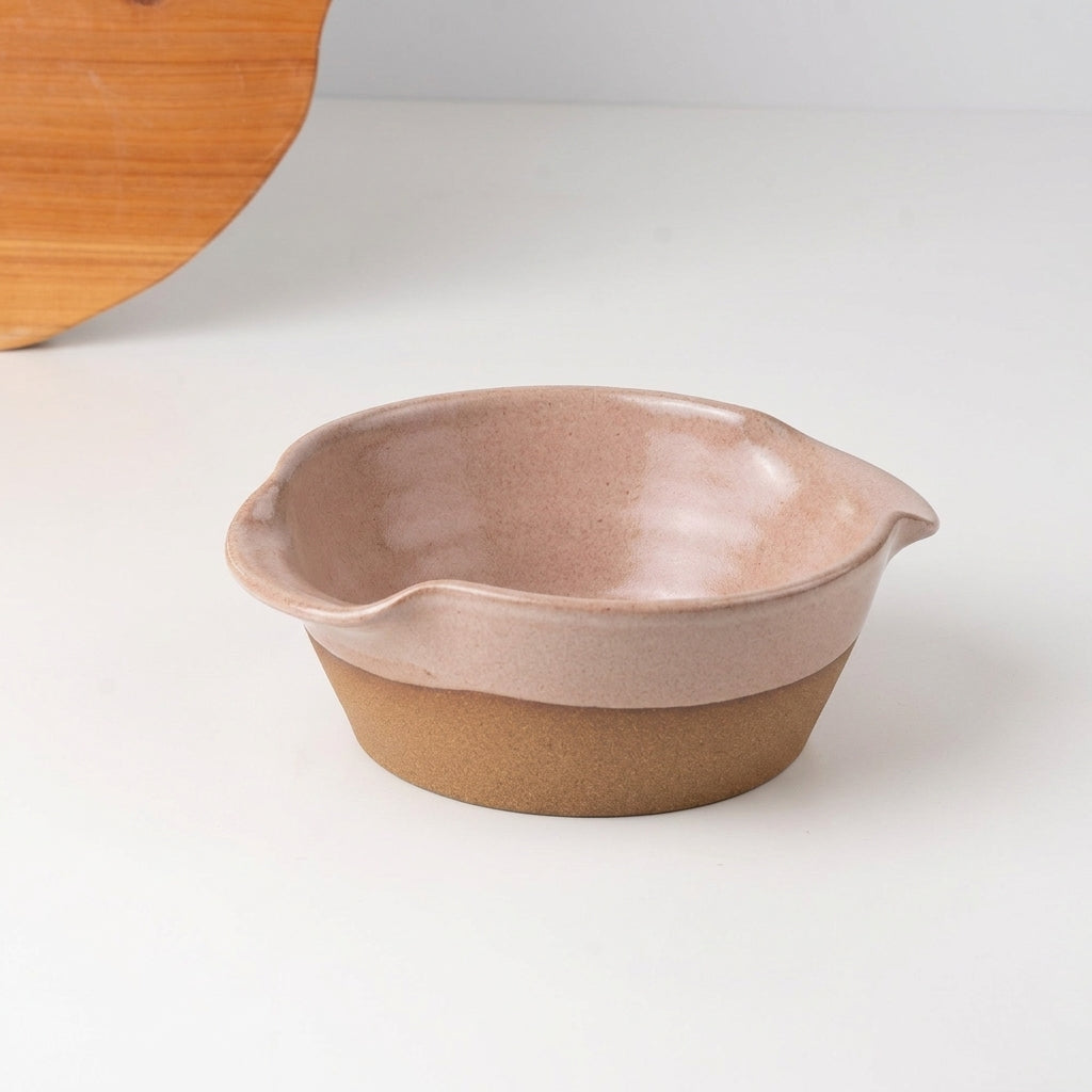 Saladeira com alças no corpo em cerâmica artesanal — tamanho 19CM Ø, argila Cappuccino, esmalte Nude