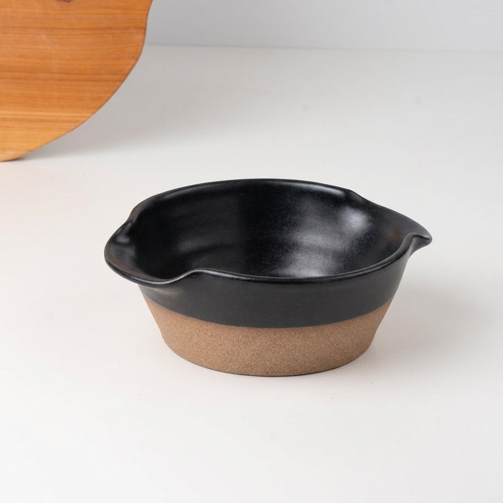 Saladeira com alças no corpo em cerâmica artesanal — tamanho 19CM Ø, argila Cappuccino, esmalte Preto Acetinado