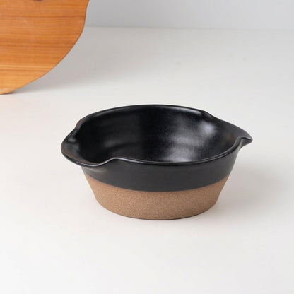 Saladeira com alças no corpo em cerâmica artesanal — tamanho 19CM Ø, argila Cappuccino, esmalte Preto Acetinado