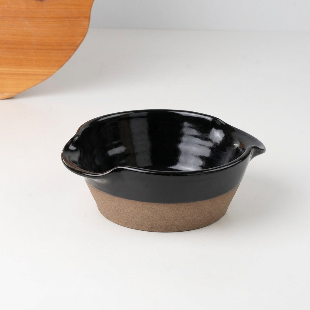 Saladeira com alças no corpo em cerâmica artesanal — tamanho 19CM Ø, argila Cappuccino, esmalte Preto Ébano