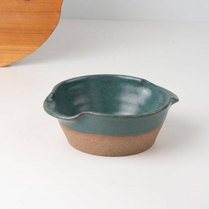 Saladeira com alças no corpo em cerâmica artesanal — tamanho 19CM Ø, argila Cappuccino, esmalte Verde Exército