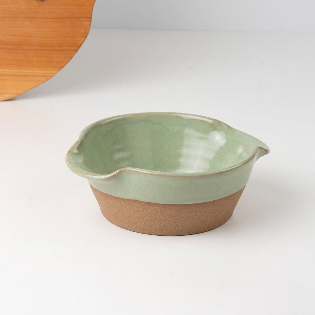Saladeira com alças no corpo em cerâmica artesanal — tamanho 19CM Ø, argila Cappuccino, esmalte Verde Menta