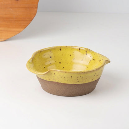 Saladeira com alças no corpo em cerâmica artesanal — tamanho 19CM Ø, argila Flocos, esmalte Amarelo Intenso