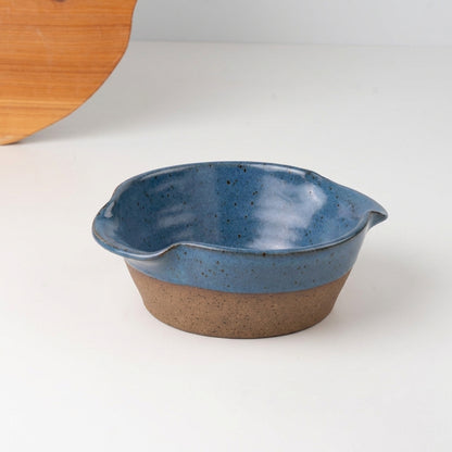 Saladeira com alças no corpo em cerâmica artesanal — tamanho 19CM Ø, argila Flocos, esmalte Azul Safira