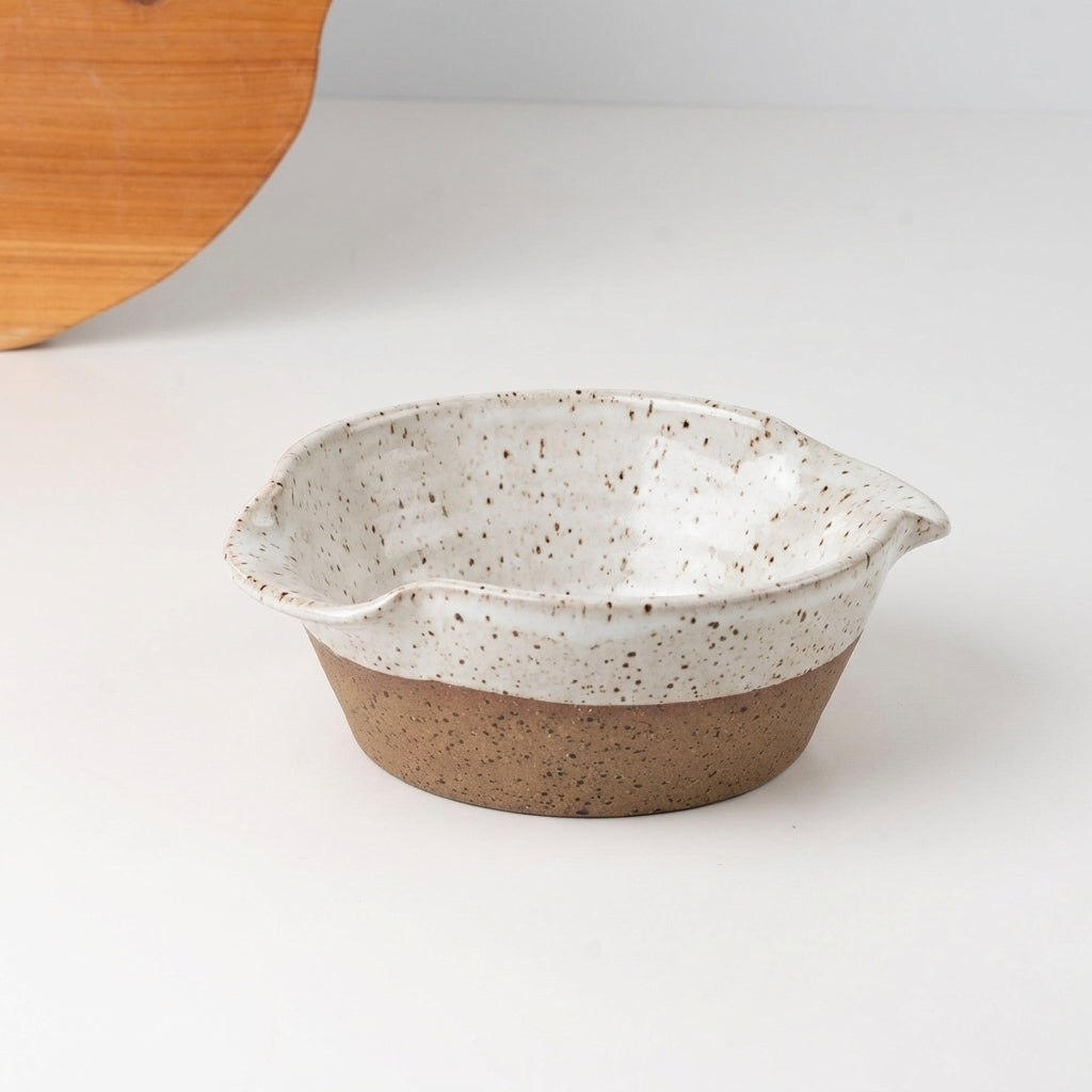 Saladeira com alças no corpo em cerâmica artesanal — tamanho 19CM Ø, argila Flocos, esmalte Branco AMME
