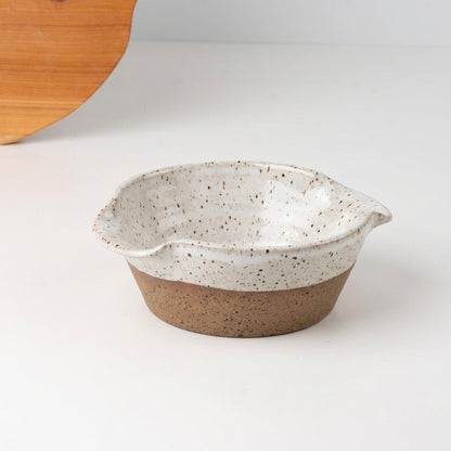 Saladeira com alças no corpo em cerâmica artesanal — tamanho 19CM Ø, argila Flocos, esmalte Branco AMME