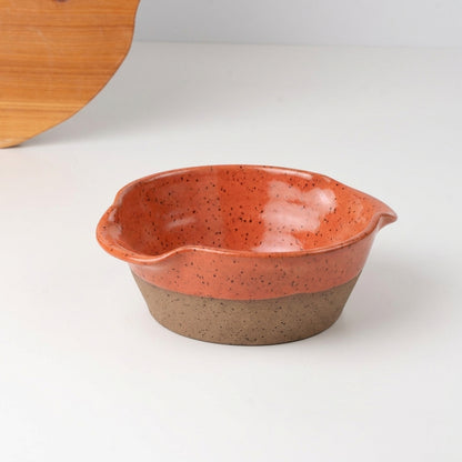 Saladeira com alças no corpo em cerâmica artesanal — tamanho 19CM Ø, argila Flocos, esmalte Laranja Intenso