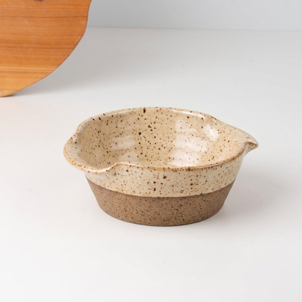 Saladeira com alças no corpo em cerâmica artesanal — tamanho 19CM Ø, argila Flocos, esmalte Pedra Sabão