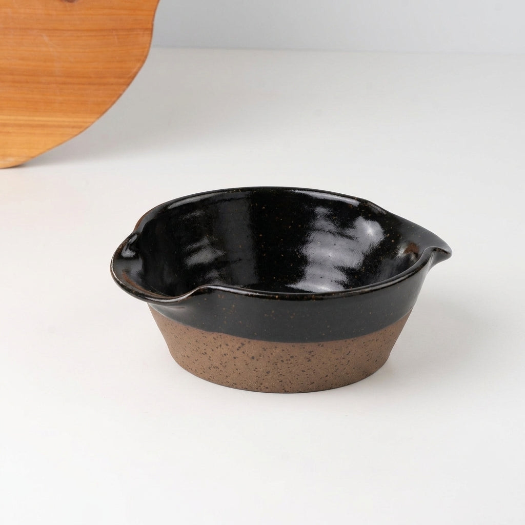 Saladeira com alças no corpo em cerâmica artesanal — tamanho 19CM Ø, argila Flocos, esmalte Preto Ébano
