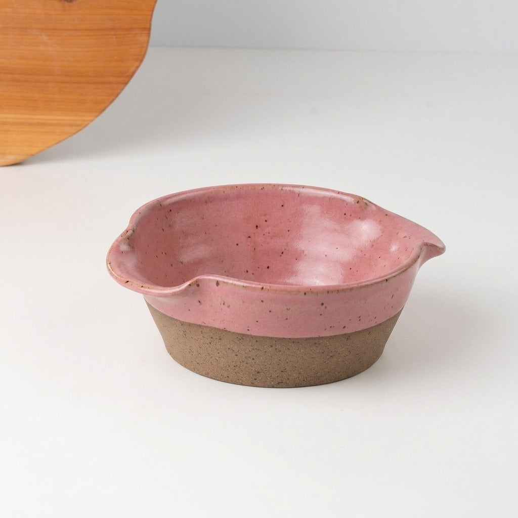 Saladeira com alças no corpo em cerâmica artesanal — tamanho 19CM Ø, argila Flocos, esmalte Rosa Barbie