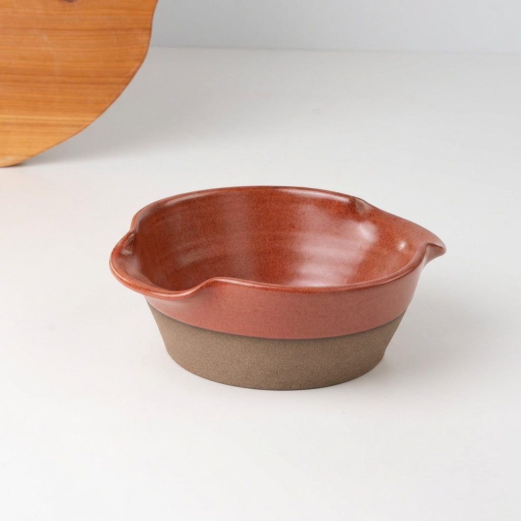 Saladeira com alças no corpo em cerâmica artesanal — tamanho 19CM Ø, argila Flocos, esmalte Sol de Terracota