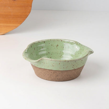 Saladeira com alças no corpo em cerâmica artesanal — tamanho 19CM Ø, argila Flocos, esmalte Verde Menta
