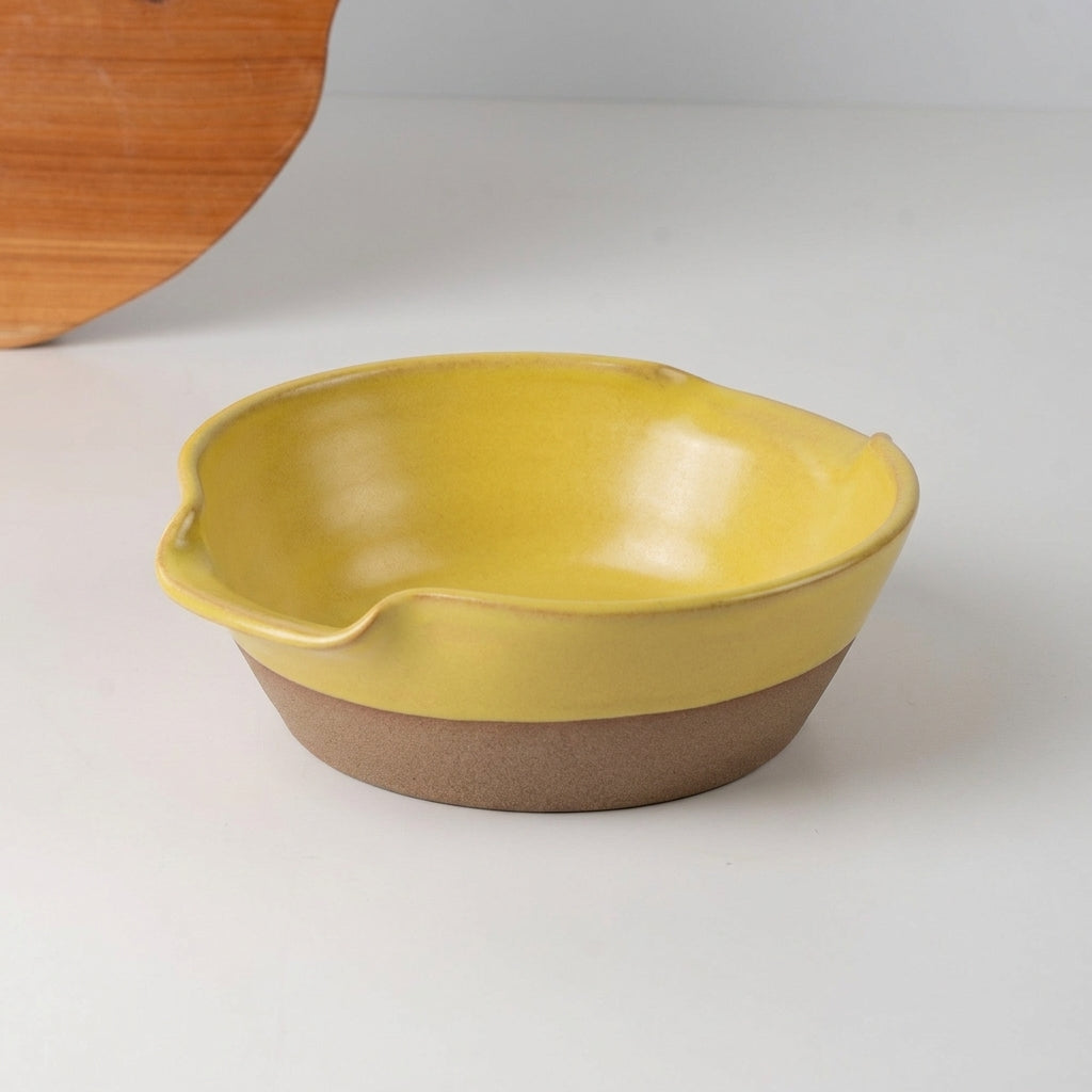 Saladeira com alças no corpo em cerâmica artesanal — tamanho 21CM Ø, argila Cappuccino, esmalte Amarelo Intenso