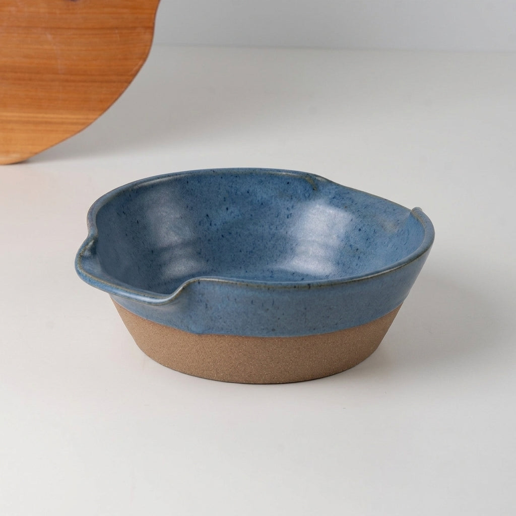 Saladeira com alças no corpo em cerâmica artesanal — tamanho 21CM Ø, argila Cappuccino, esmalte Azul Safira