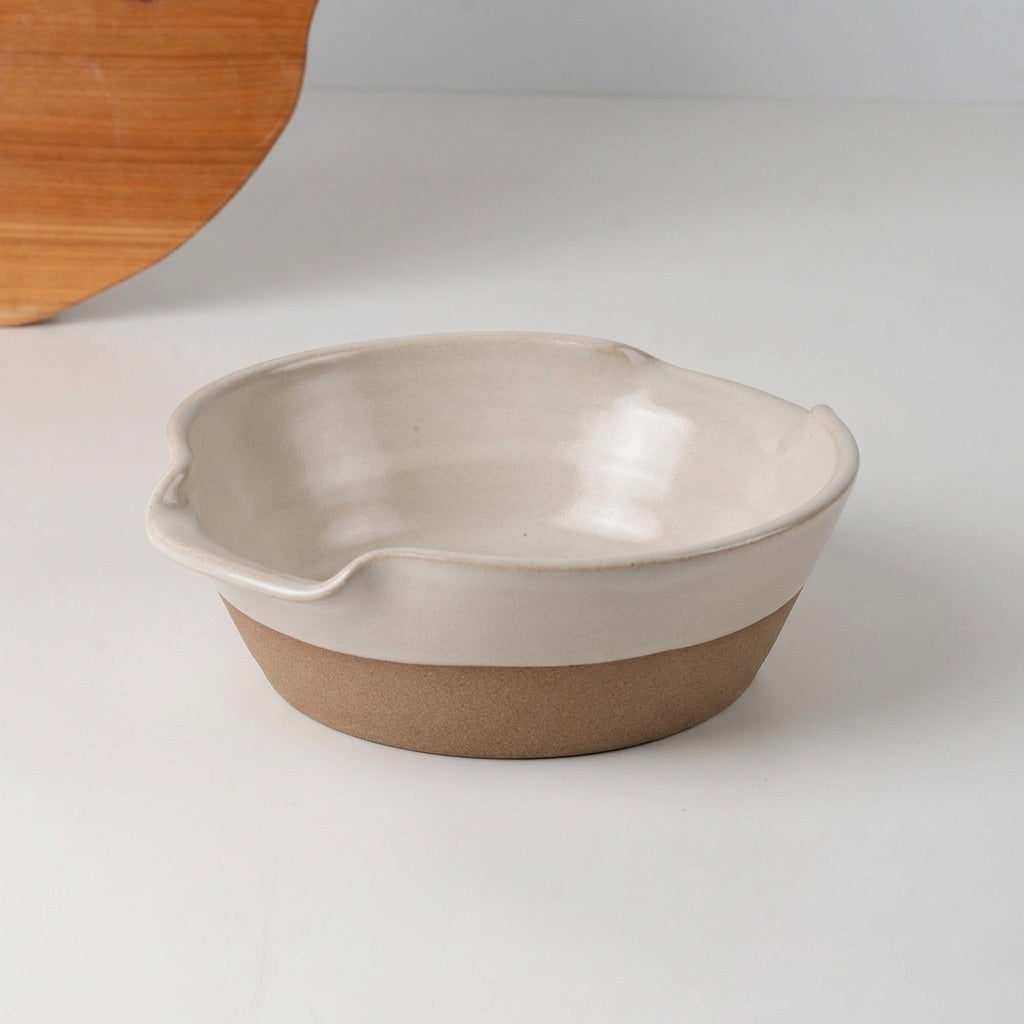 Saladeira com alças no corpo em cerâmica artesanal — tamanho 21CM Ø, argila Cappuccino, esmalte Branco AMME