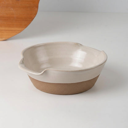 Saladeira com alças no corpo em cerâmica artesanal — tamanho 21CM Ø, argila Cappuccino, esmalte Branco AMME