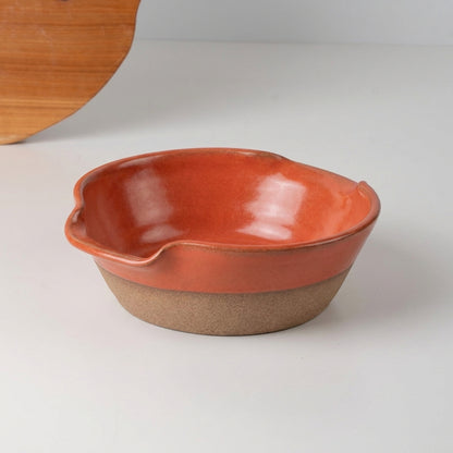 Saladeira com alças no corpo em cerâmica artesanal — tamanho 21CM Ø, argila Cappuccino, esmalte Laranja Intenso