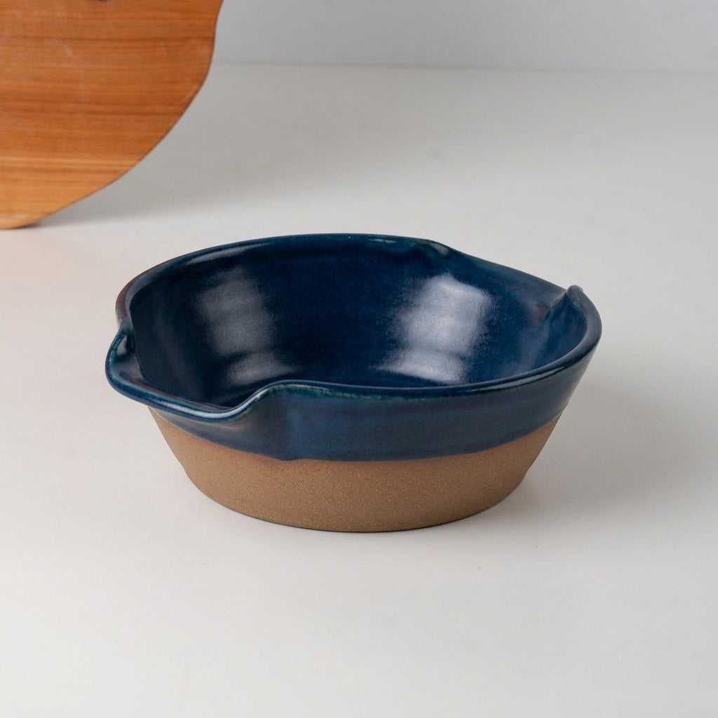 Saladeira com alças no corpo em cerâmica artesanal — tamanho 21CM Ø, argila Cappuccino, esmalte Lazuli