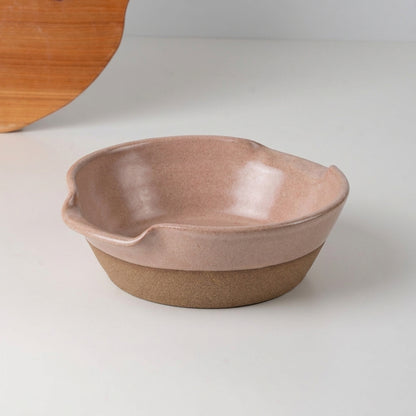 Saladeira com alças no corpo em cerâmica artesanal — tamanho 21CM Ø, argila Cappuccino, esmalte Nude