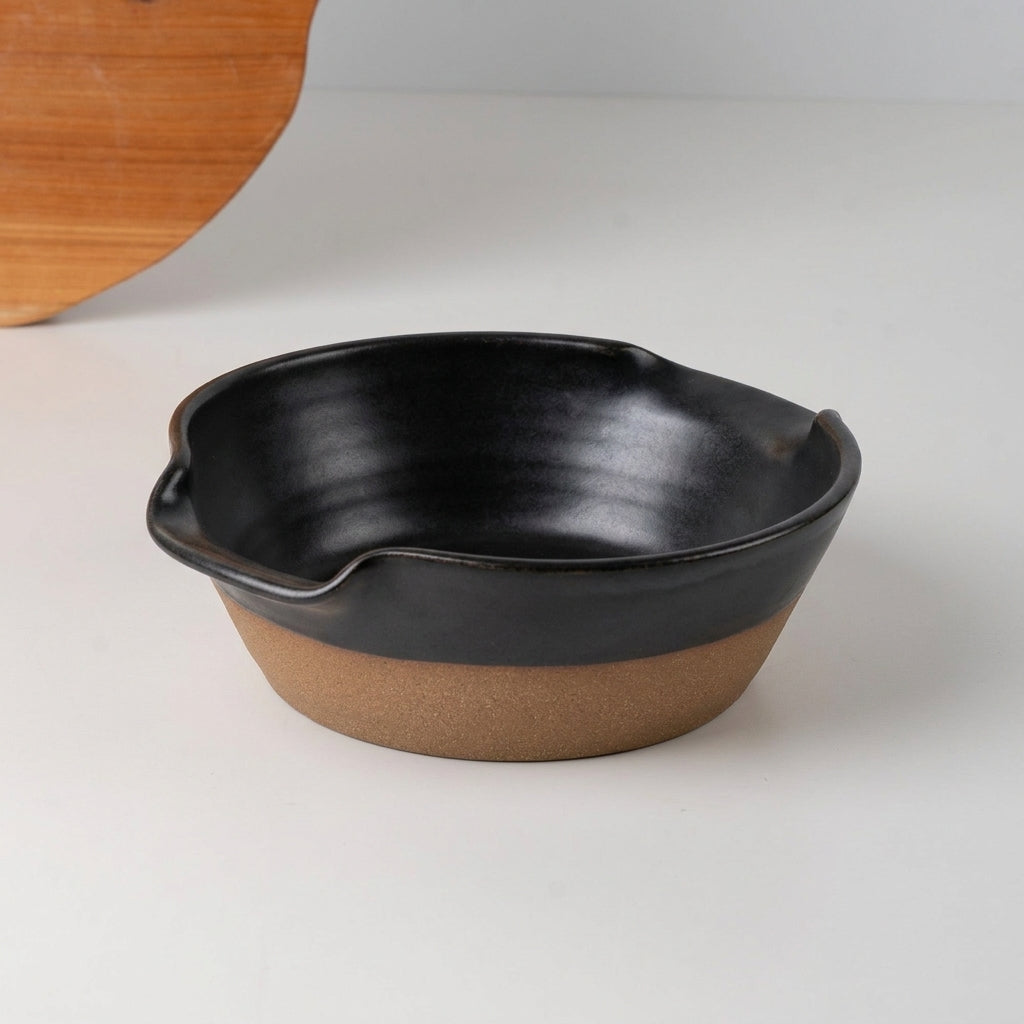 Saladeira com alças no corpo em cerâmica artesanal — tamanho 21CM Ø, argila Cappuccino, esmalte Preto Acetinado