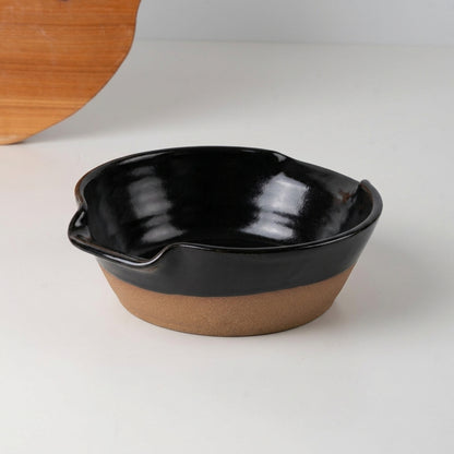 Saladeira com alças no corpo em cerâmica artesanal — tamanho 21CM Ø, argila Cappuccino, esmalte Preto Ébano