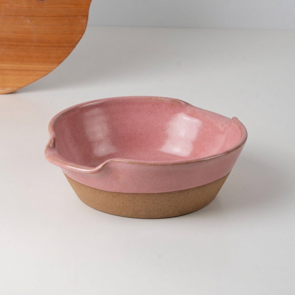 Saladeira com alças no corpo em cerâmica artesanal — tamanho 21CM Ø, argila Cappuccino, esmalte Rosa Barbie