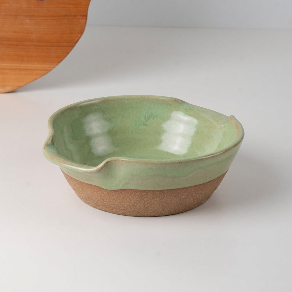 Saladeira com alças no corpo em cerâmica artesanal — tamanho 21CM Ø, argila Cappuccino, esmalte Verde Menta